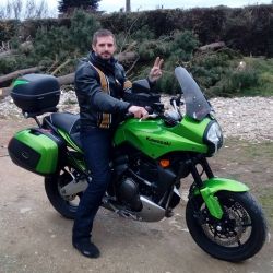 Pierre Dubois à moto à l'arrêt